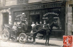 Attelage devant un restaurant parisien